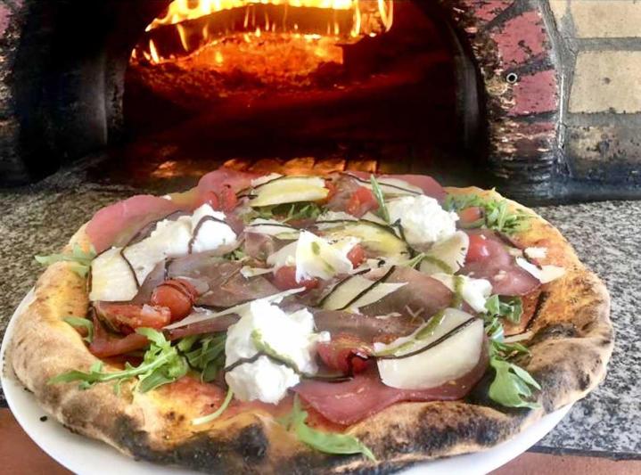 Pizzas généreuses et savoureuses 