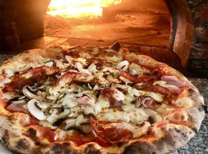 Pizzas généreuses et savoureuses 