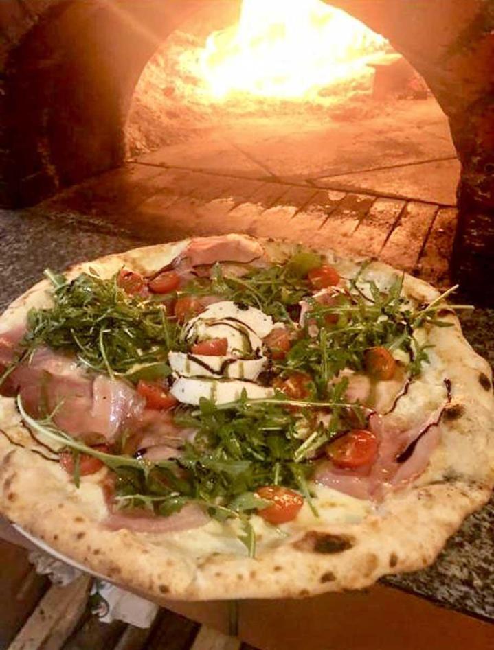 Pizzas généreuses et savoureuses 