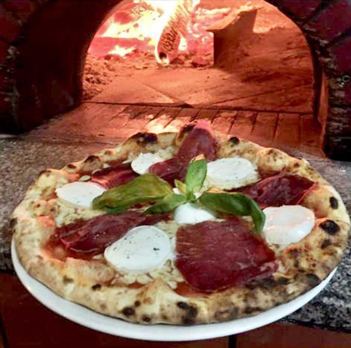 Pizzas généreuses et savoureuses 